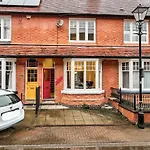 Merton House - Entire Modern City Centre Home